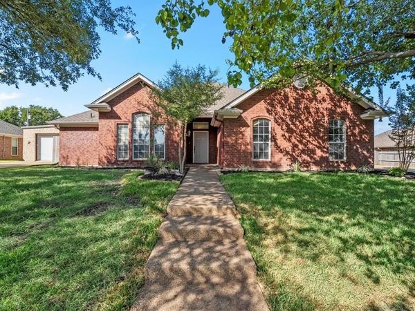 325 Fannin Drive, Hewitt, TX 76643