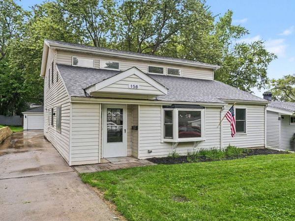 158 N Prairie Avenue , Mundelein, IL 60060