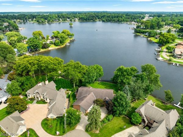 5234 Pinedrive Circle NW, Canton, OH 44718