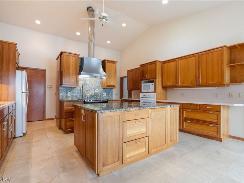 5234 Pinedrive Circle NW, Canton, OH 44718 Photo 10