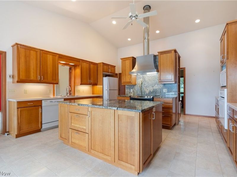 5234 Pinedrive Circle NW, Canton, OH 44718 Photo 9