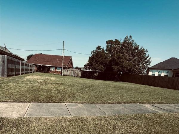 2820 CREELY Drive , Chalmette, LA 70043