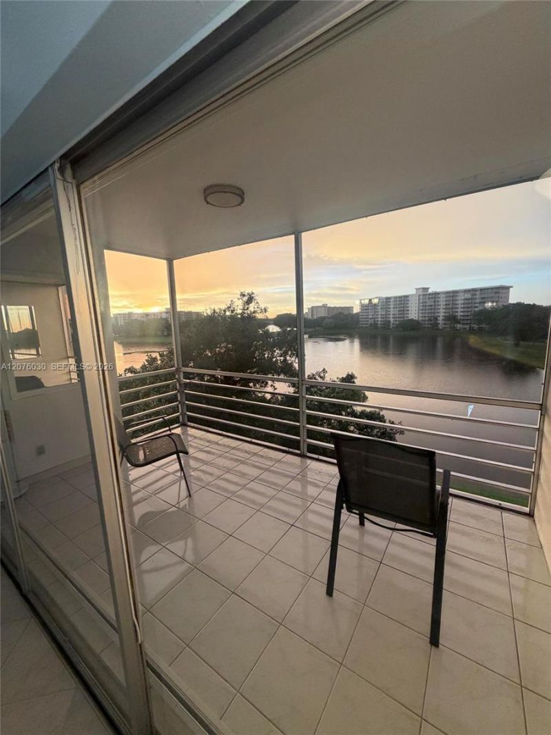 2751 N Palm Aire Dr, Unit 502, Pompano Beach, FL 33069 Photo