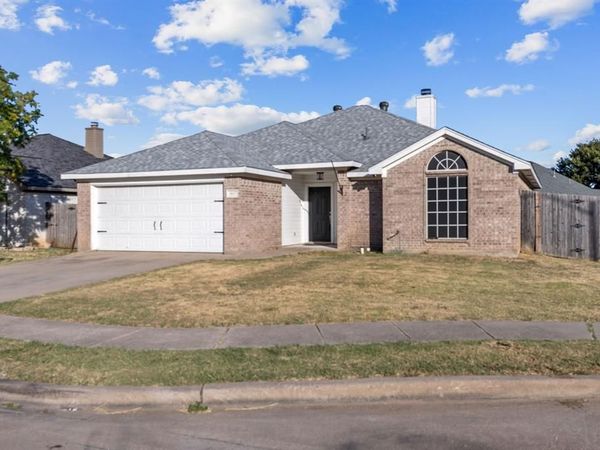 607 Meadowbrook Drive, Burleson, TX 76028