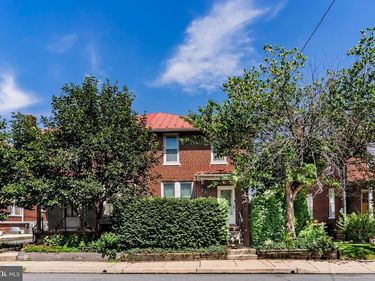 19 S CUSTER AVENUE, NEW HOLLAND, PA 17557