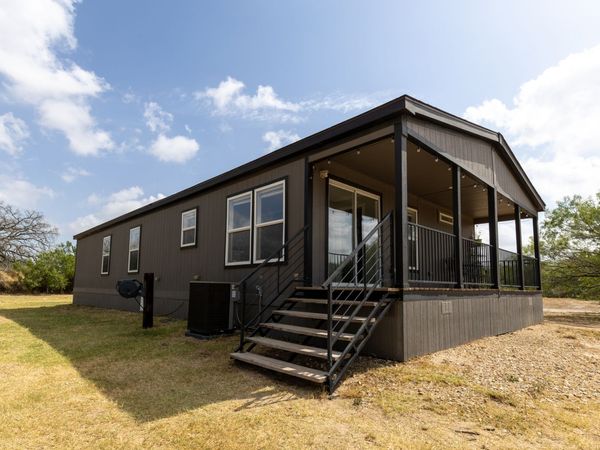 287 County Road 7712, Devine, TX 78016