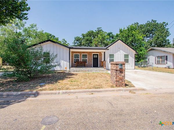 1704 N Hoover Avenue , Cameron, TX 76520
