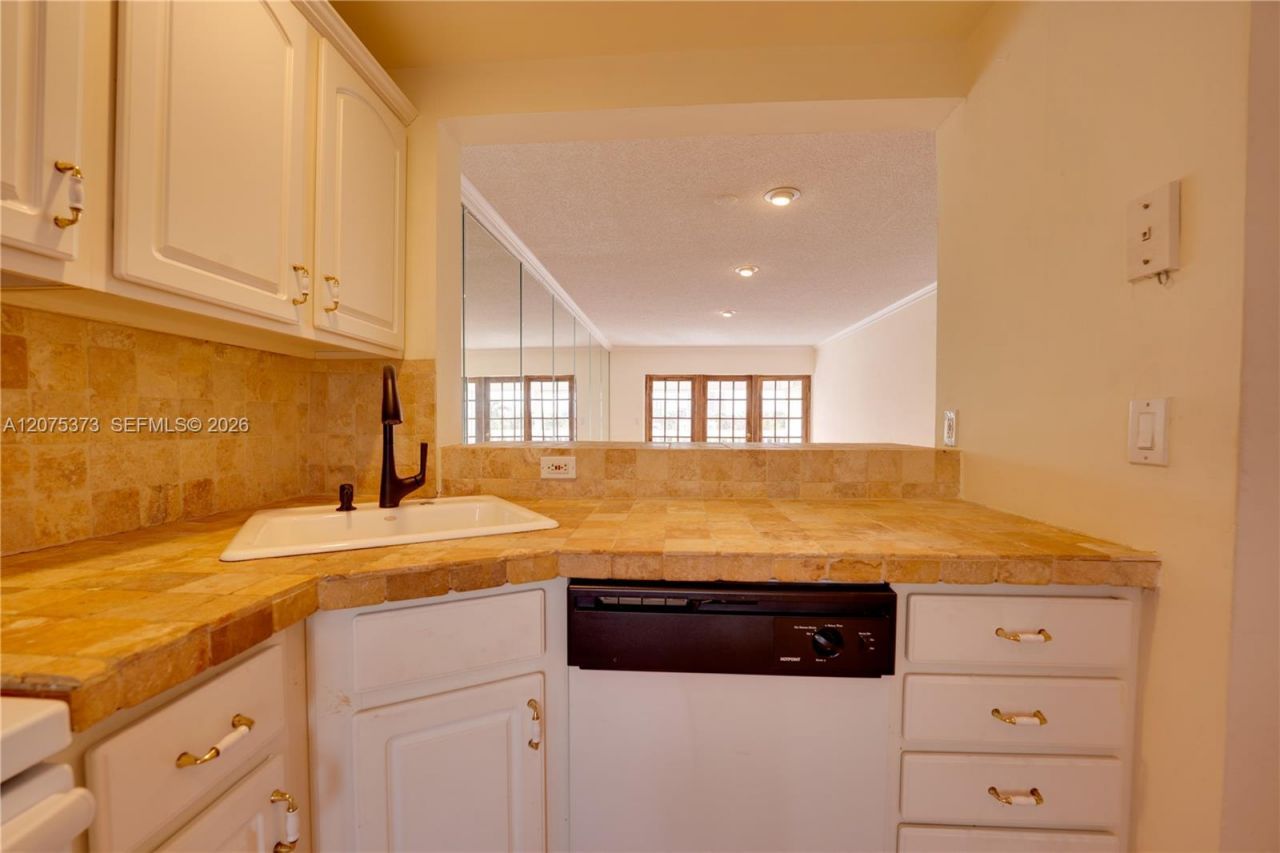 455 Paradise Isle Blvd, Unit 402, Hallandale Beach, FL 33009 Photo