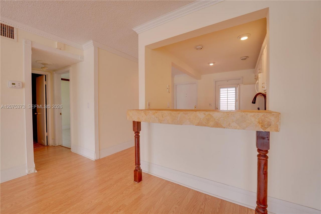 455 Paradise Isle Blvd, Unit 402, Hallandale Beach, FL 33009 Photo