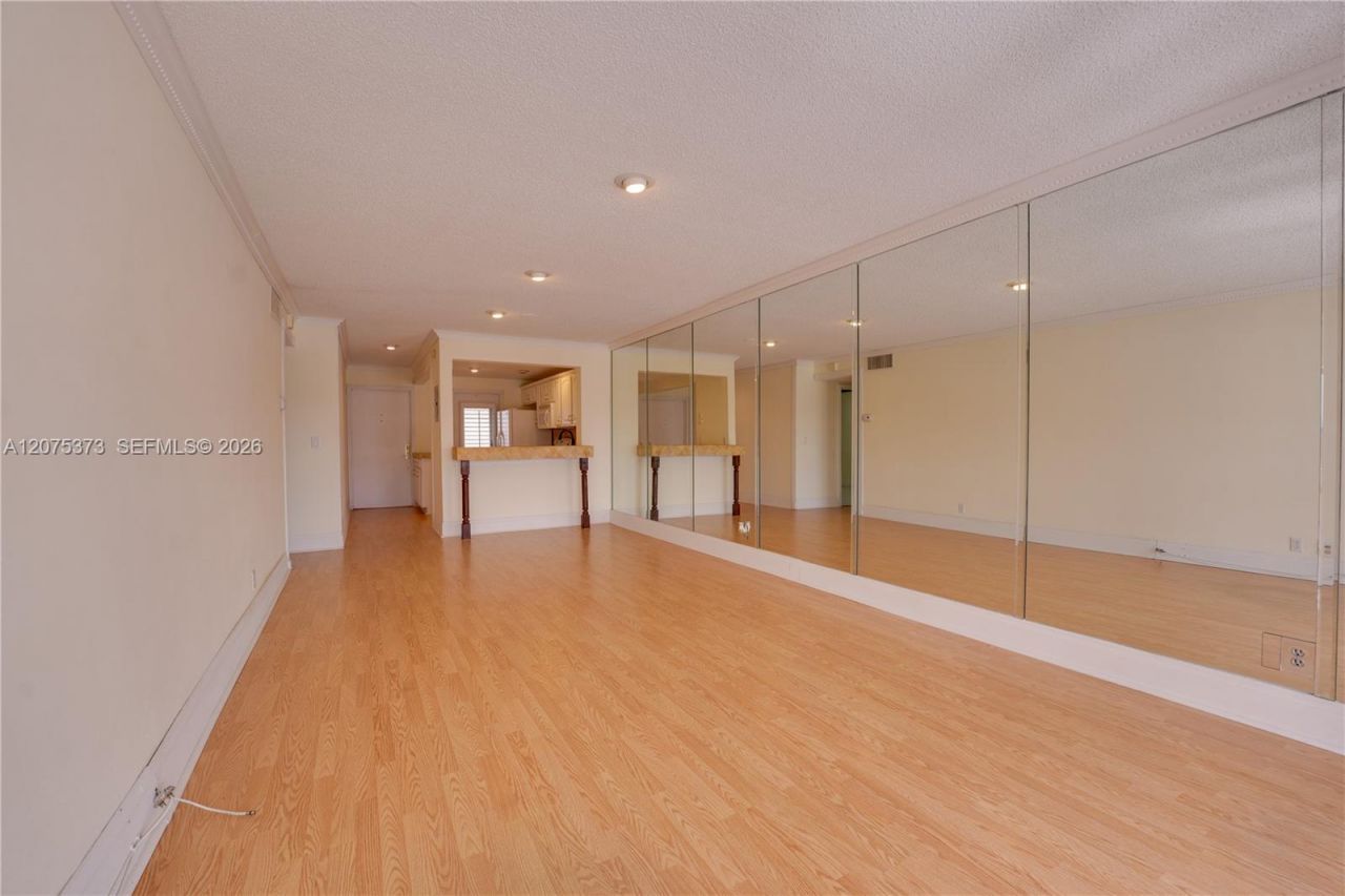 455 Paradise Isle Blvd, Unit 402, Hallandale Beach, FL 33009 Photo