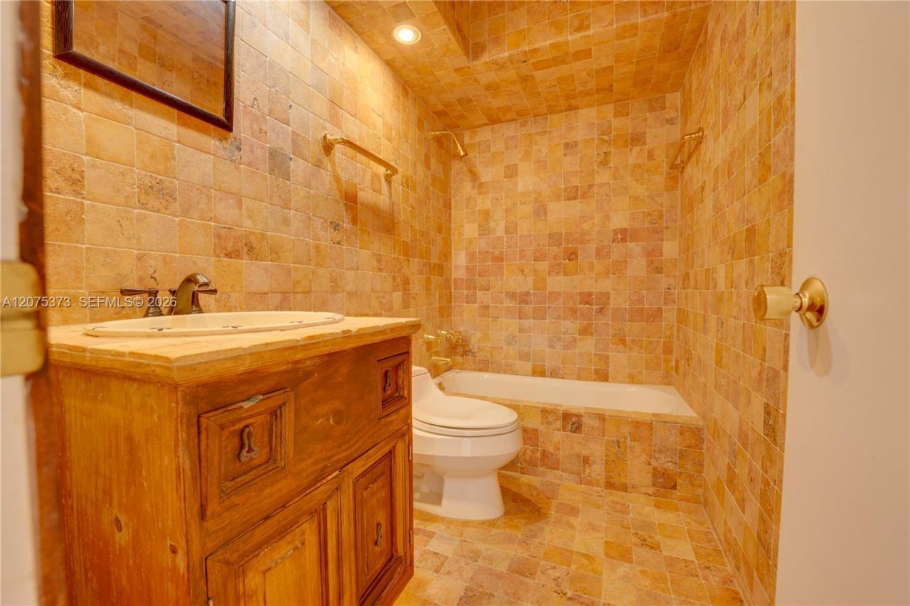 455 Paradise Isle Blvd, Unit 402, Hallandale Beach, FL 33009 Photo