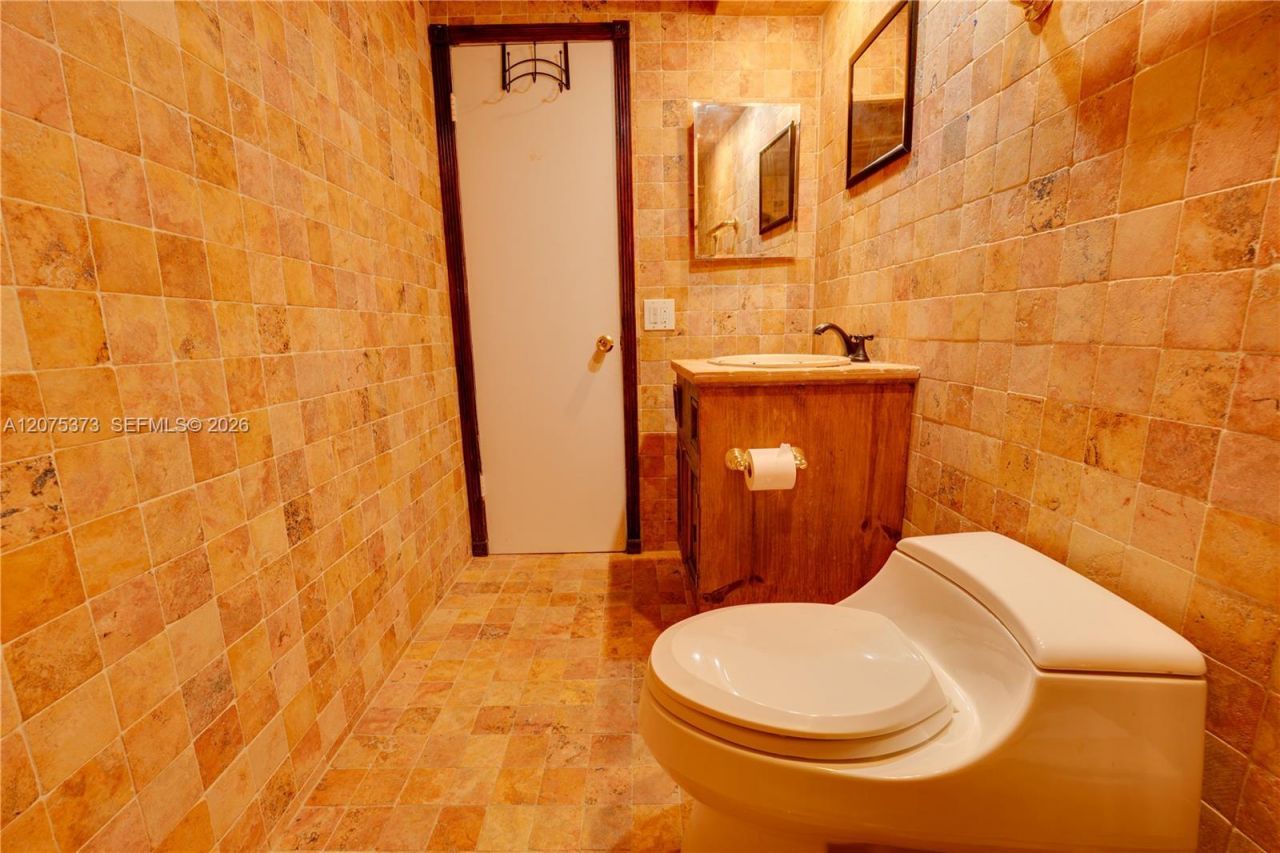 455 Paradise Isle Blvd, Unit 402, Hallandale Beach, FL 33009 Photo