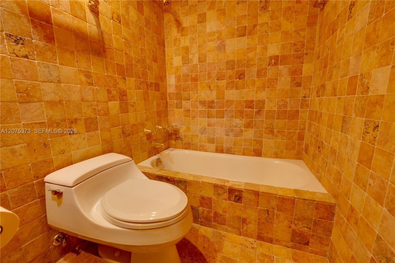 455 Paradise Isle Blvd, Unit 402, Hallandale Beach, FL 33009 Photo