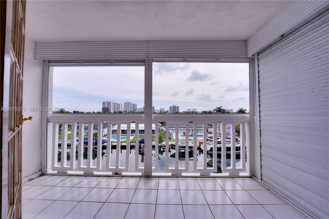 455 Paradise Isle Blvd, Unit 402, Hallandale Beach, FL 33009 Photo