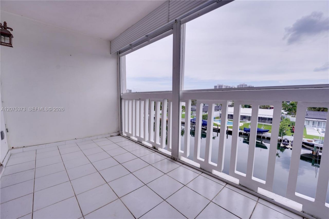 455 Paradise Isle Blvd, Unit 402, Hallandale Beach, FL 33009 Photo