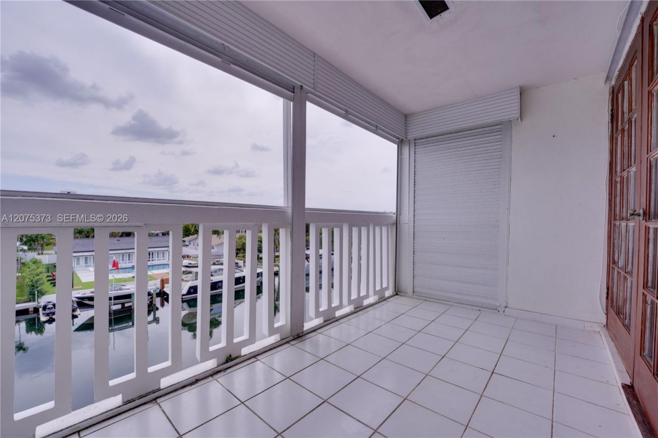 455 Paradise Isle Blvd, Unit 402, Hallandale Beach, FL 33009 Photo