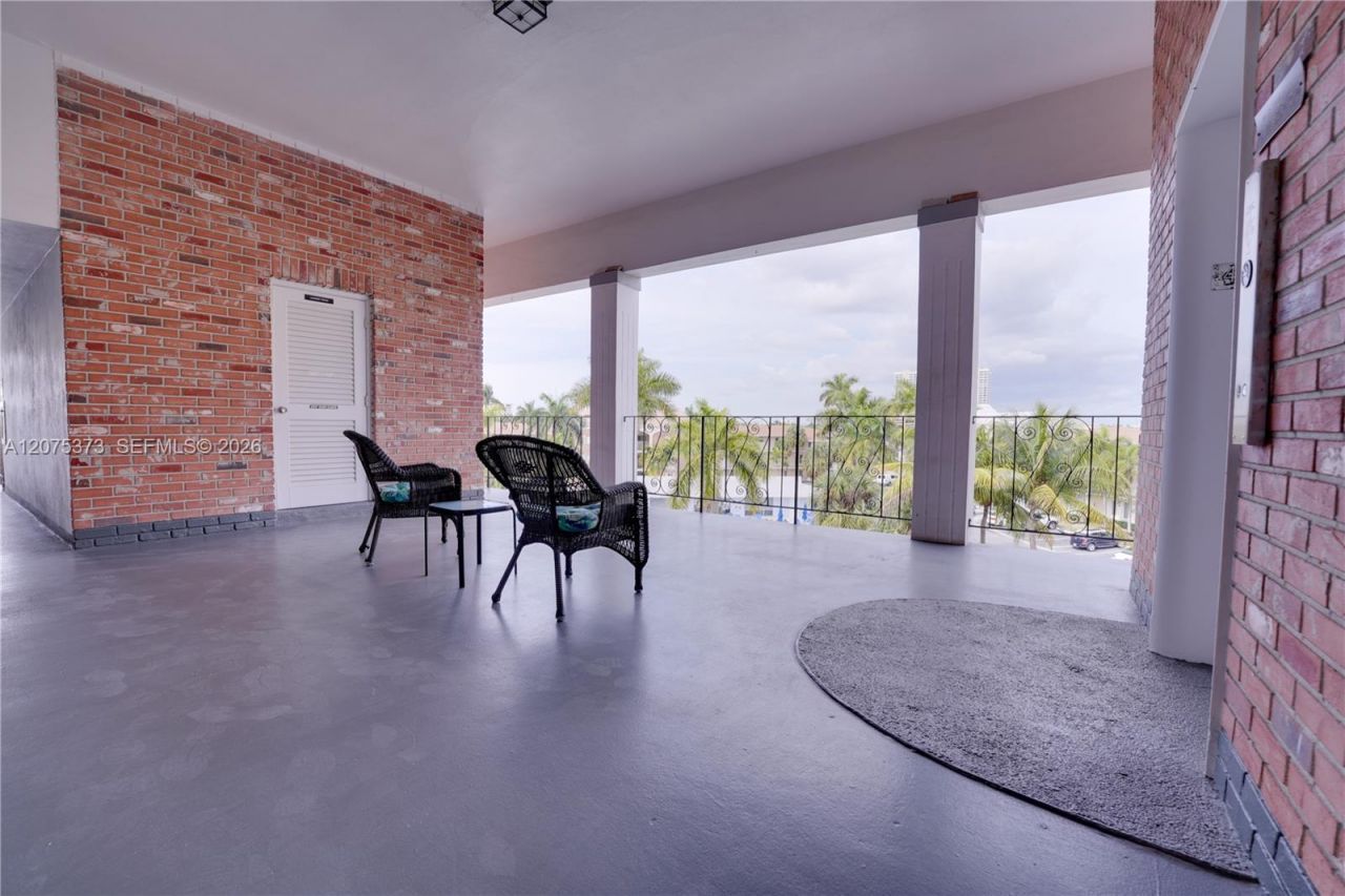 455 Paradise Isle Blvd, Unit 402, Hallandale Beach, FL 33009 Photo