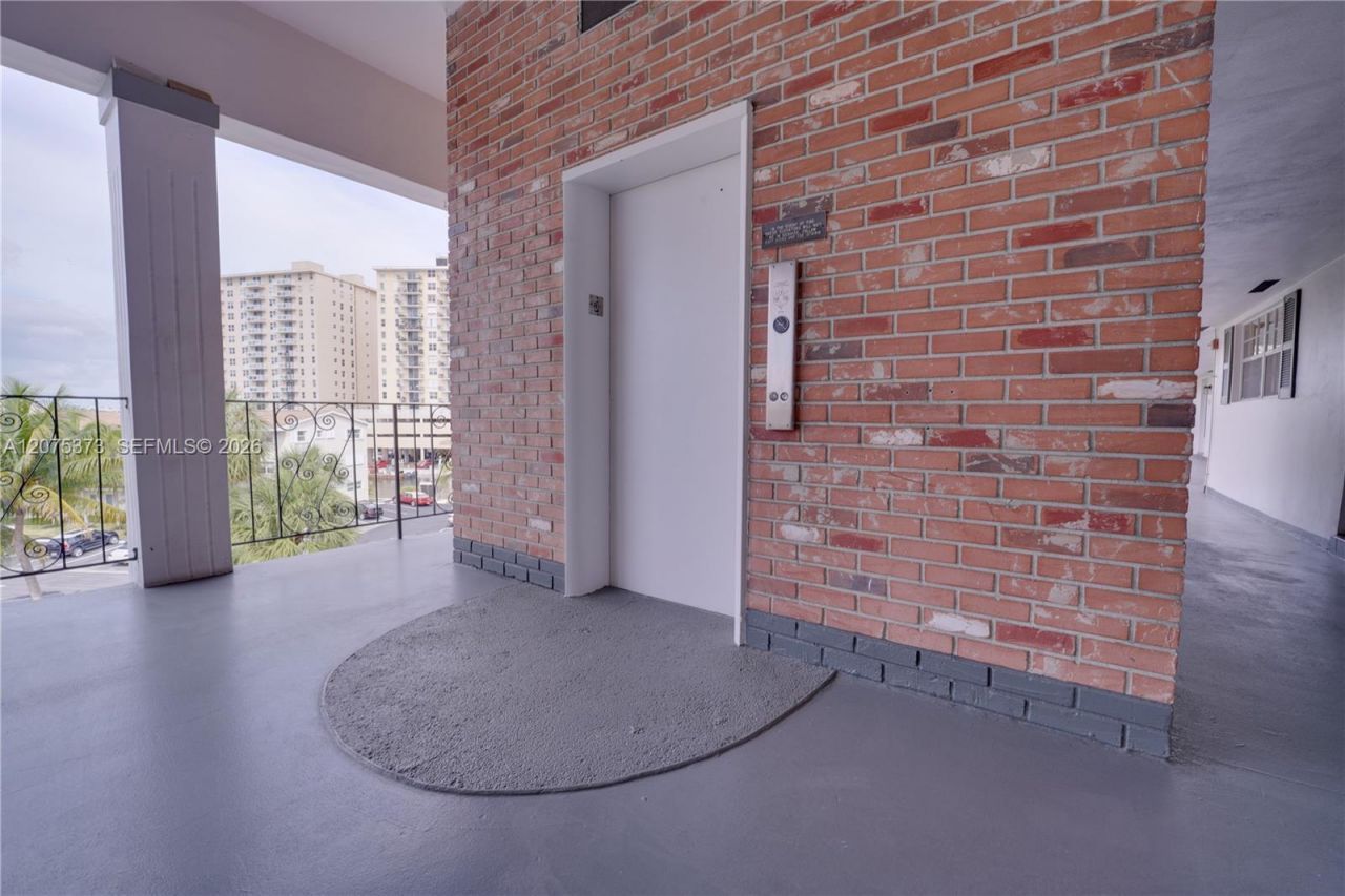 455 Paradise Isle Blvd, Unit 402, Hallandale Beach, FL 33009 Photo