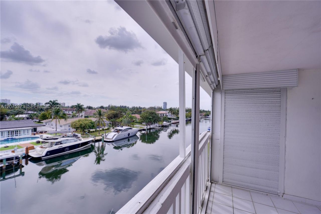 455 Paradise Isle Blvd, Unit 402, Hallandale Beach, FL 33009 Photo