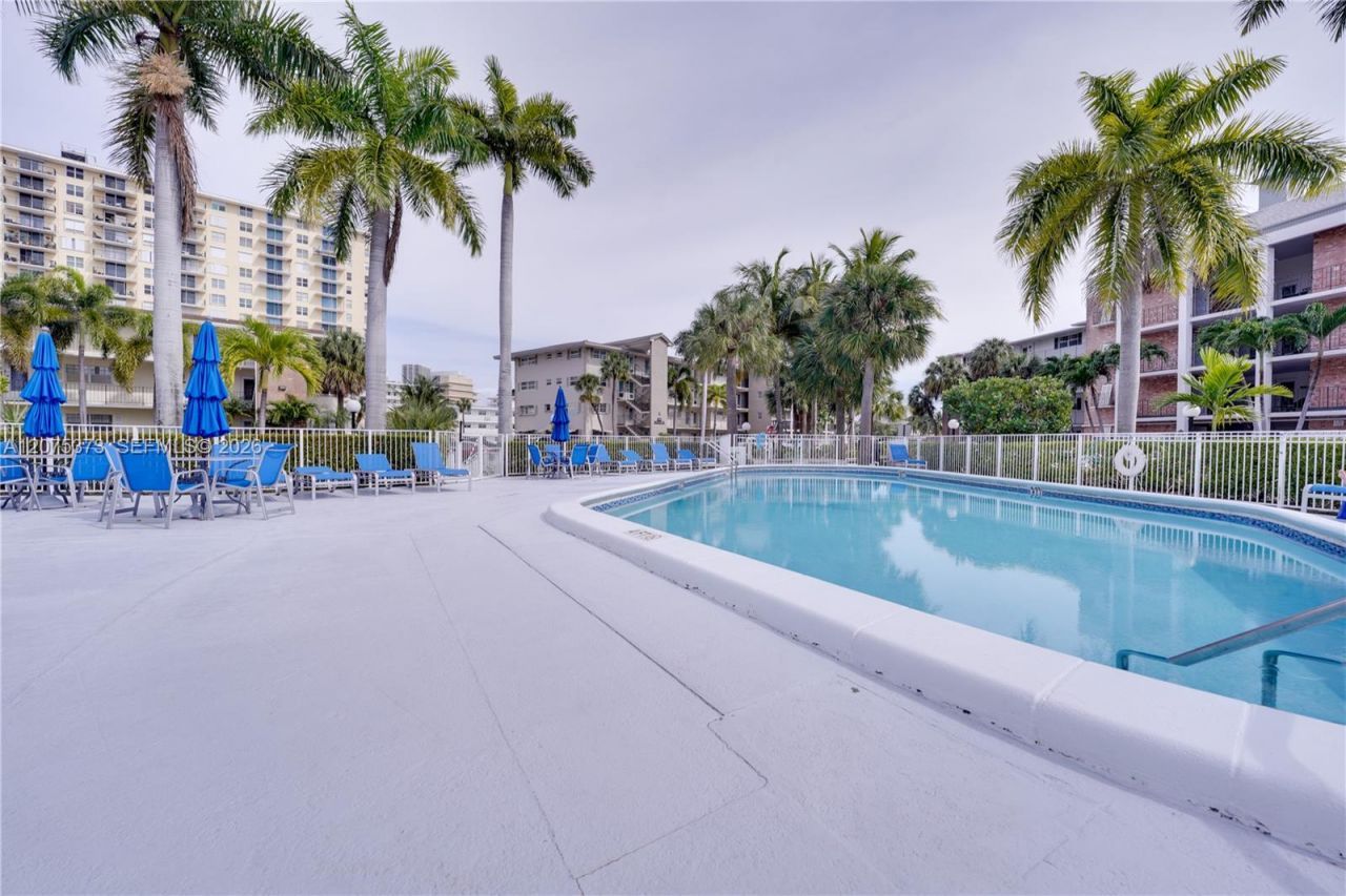 455 Paradise Isle Blvd, Unit 402, Hallandale Beach, FL 33009 Photo