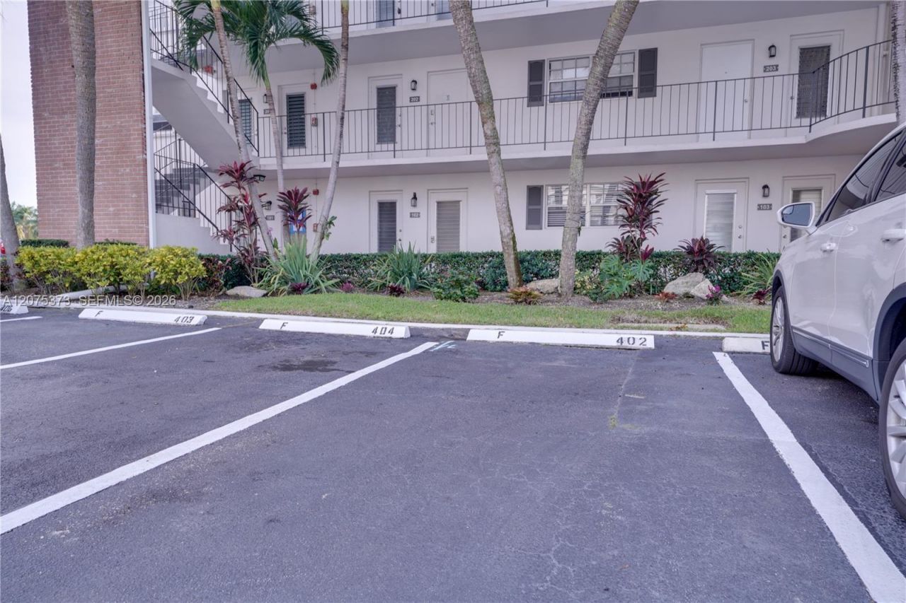 455 Paradise Isle Blvd, Unit 402, Hallandale Beach, FL 33009 Photo
