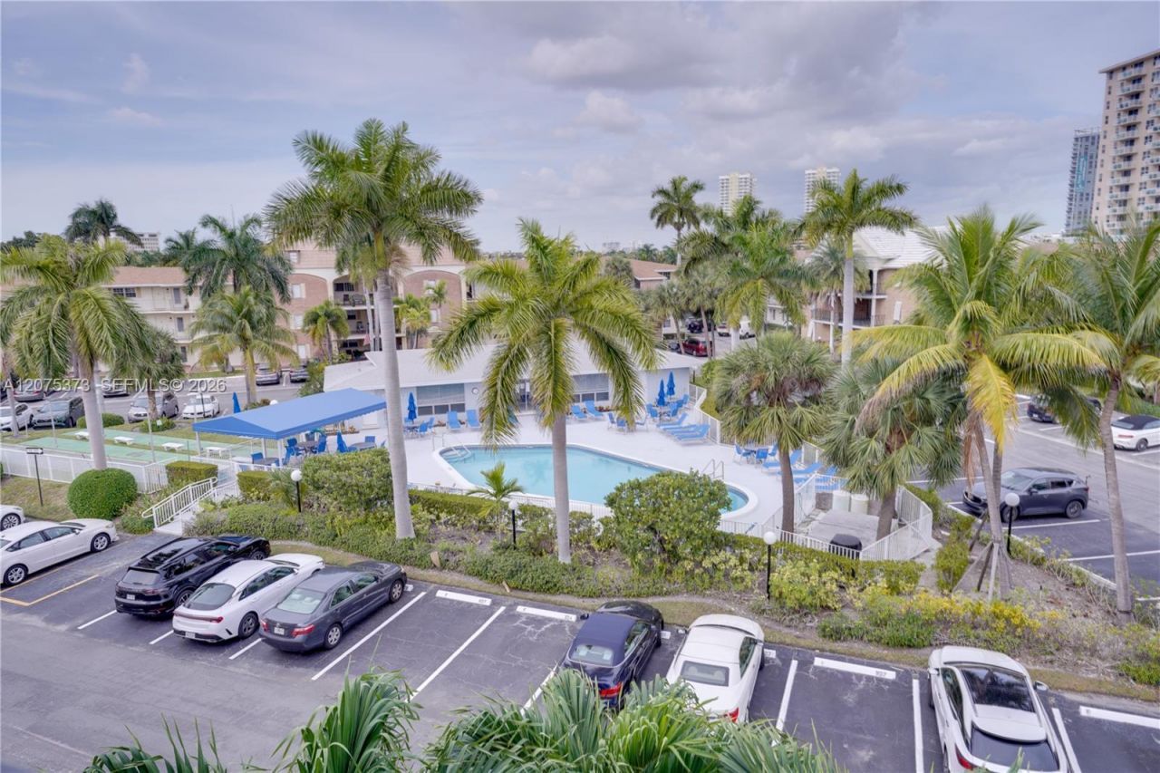 455 Paradise Isle Blvd, Unit 402, Hallandale Beach, FL 33009 Photo