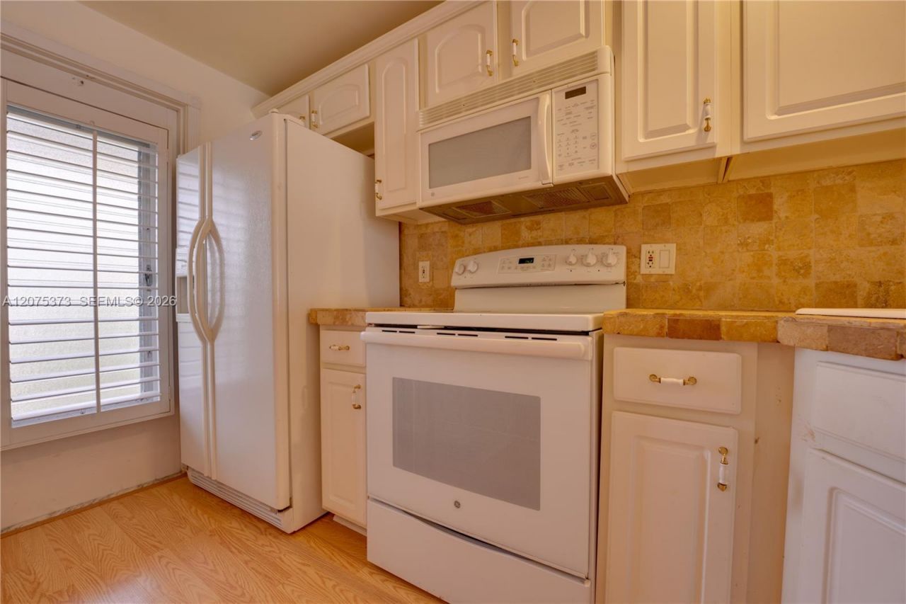 455 Paradise Isle Blvd, Unit 402, Hallandale Beach, FL 33009 Photo