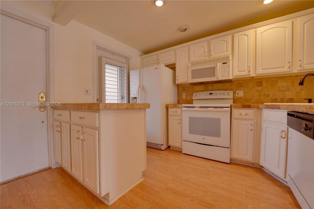 455 Paradise Isle Blvd, Unit 402, Hallandale Beach, FL 33009 Photo