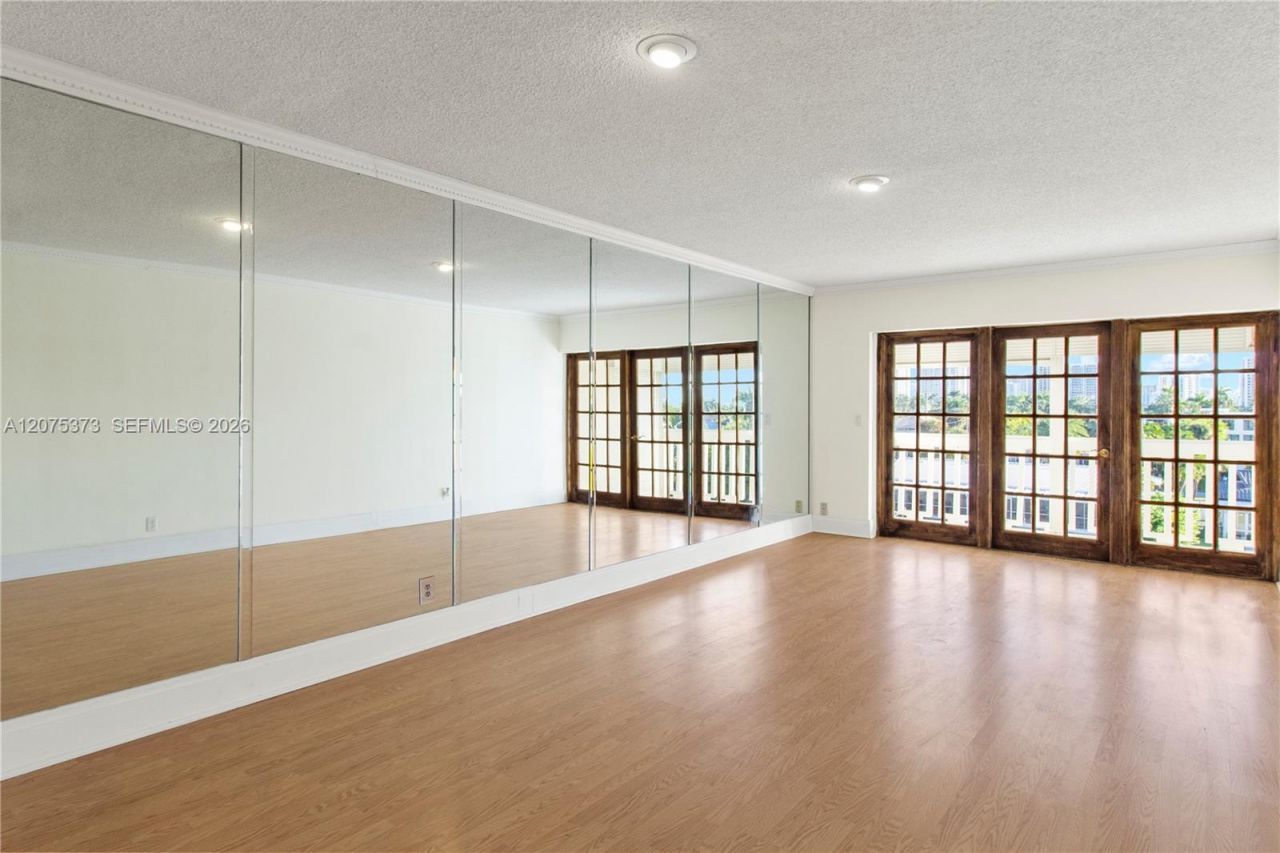 455 Paradise Isle Blvd, Unit 402, Hallandale Beach, FL 33009 Photo
