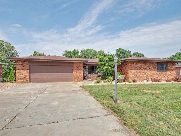 2001 S SHERIDAN Drive, Quincy, IL 62305