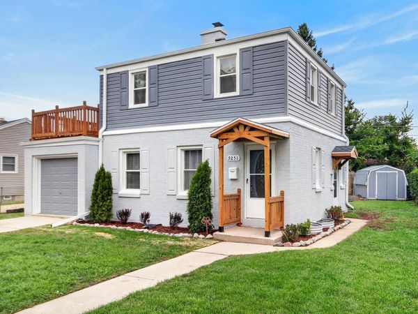 9251 W Swan CIRCLE, Milwaukee, WI 53225