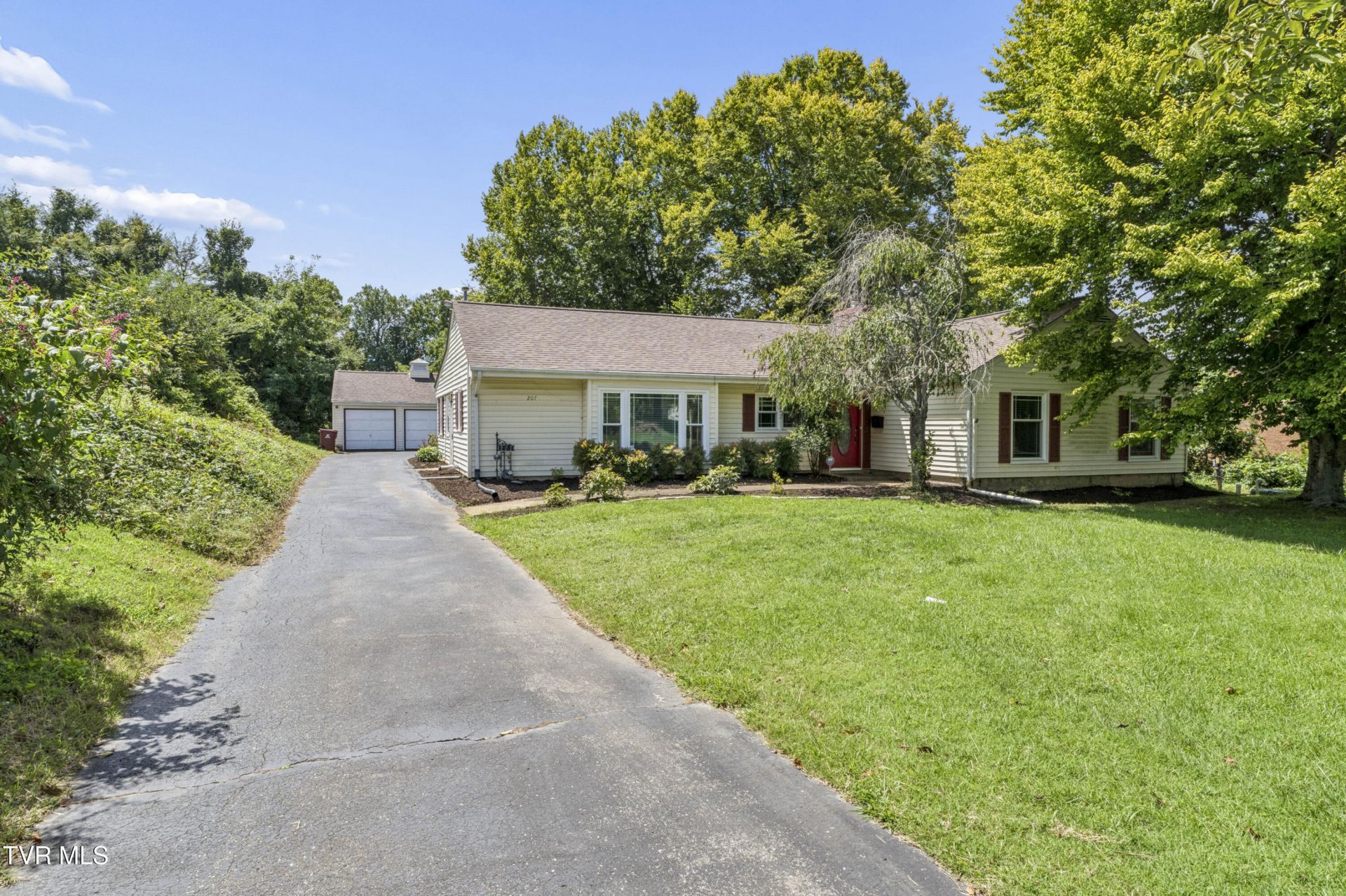 207 Dogwood Lane, Johnson City, TN 37604 Main Photo