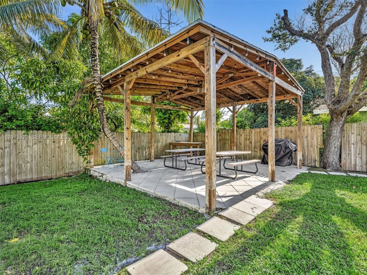 1647 NE 146th St, Miami, FL 33181 Photo