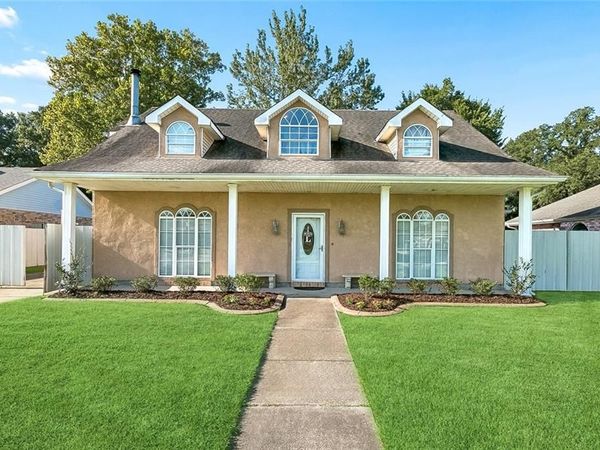 11 SOUTH LAKE Court, Violet, LA 70092