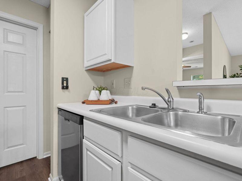 6767 Meadow Creek Drive, Unit 104, Columbus, OH 43235 Photo 11