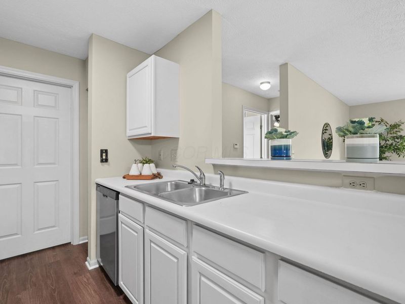 6767 Meadow Creek Drive, Unit 104, Columbus, OH 43235 Photo 6