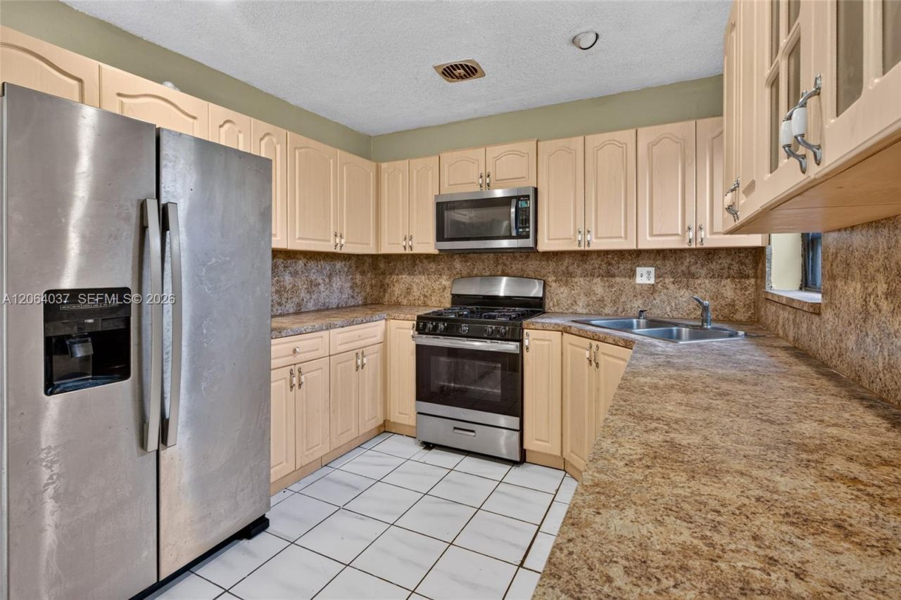 17950 NW 6th Court , Miami Gardens, FL 33169 Photo