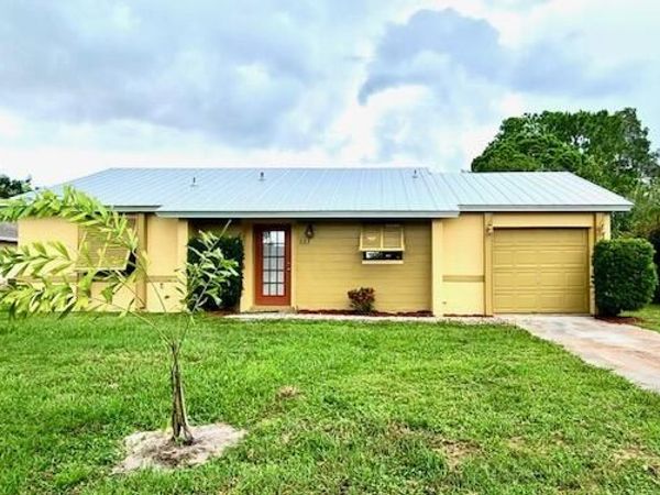 533 SW Carter Avenue, Port St. Lucie, FL 34983