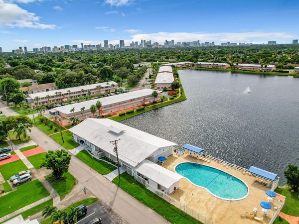 815 SW 10th Terrace, Unit 17V, Hallandale Beach, FL 33009
