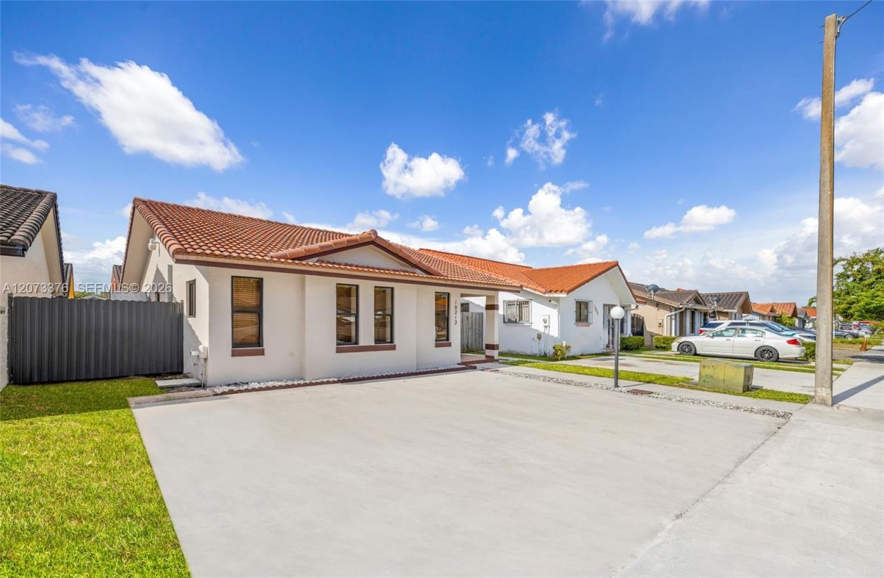 10212 NW 129th St , Hialeah Gardens, FL 33018 Photo