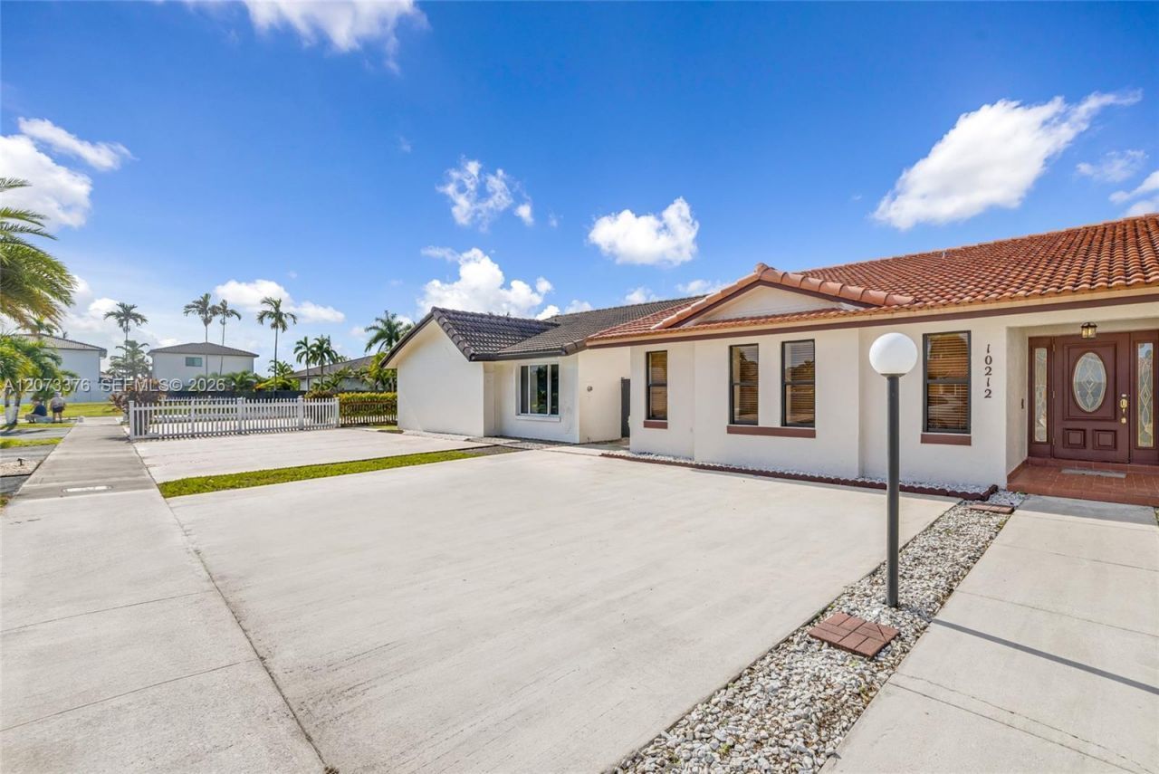 10212 NW 129th St , Hialeah Gardens, FL 33018 Photo