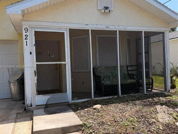 921 Redwood St , Daytona, FL 32117