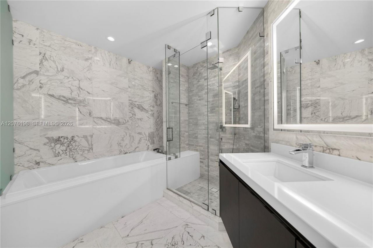 851 NE 1st Ave , Unit 2106, Miami, FL 33132 Photo