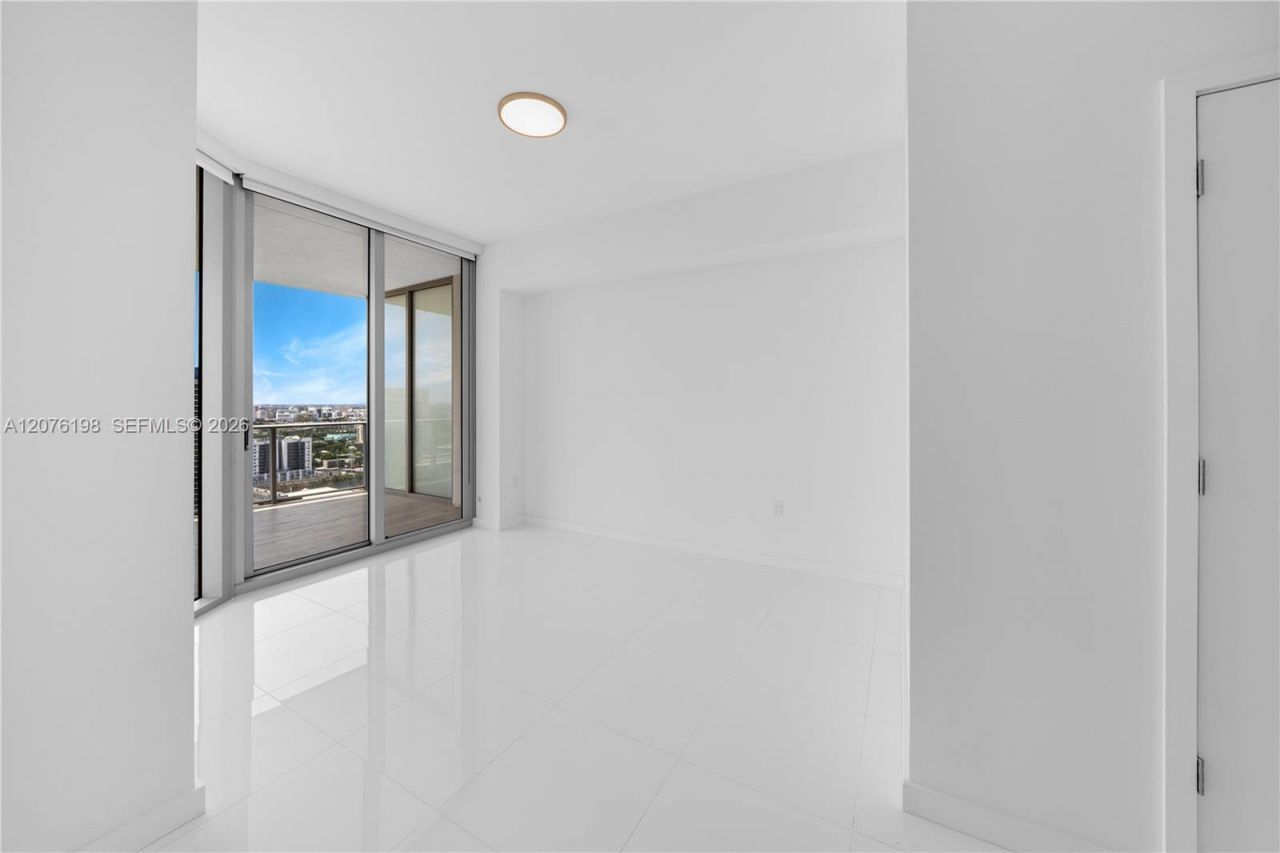 851 NE 1st Ave , Unit 2106, Miami, FL 33132 Photo