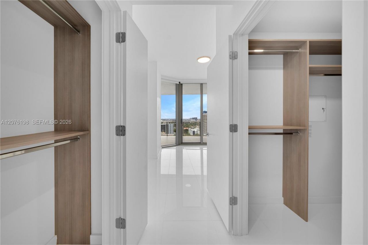 851 NE 1st Ave , Unit 2106, Miami, FL 33132 Photo