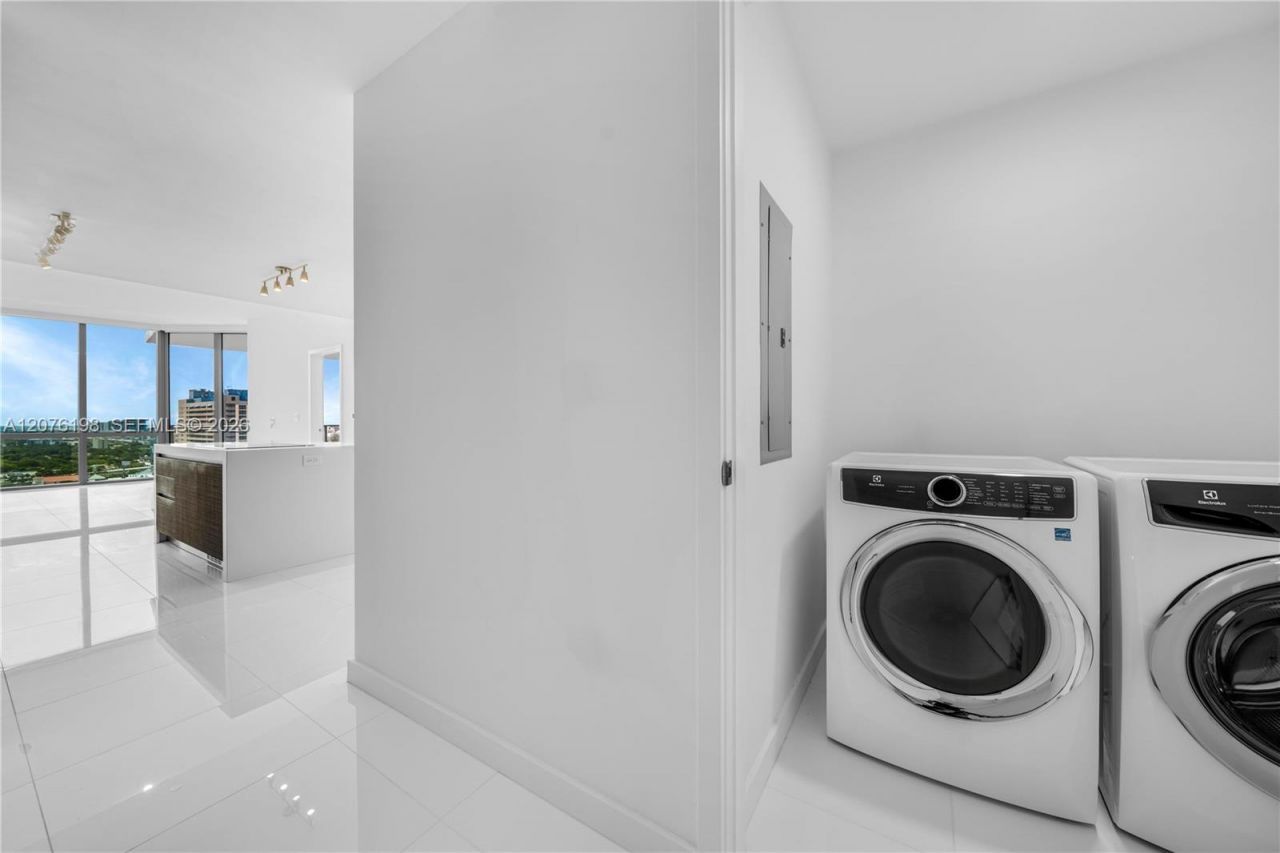 851 NE 1st Ave , Unit 2106, Miami, FL 33132 Photo