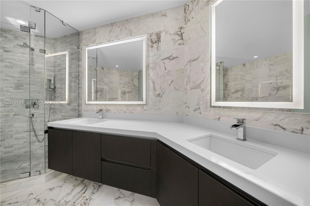 851 NE 1st Ave , Unit 2106, Miami, FL 33132 Photo