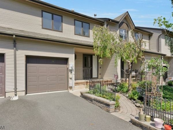 26 Maple Ct, Raritan, NJ 08822