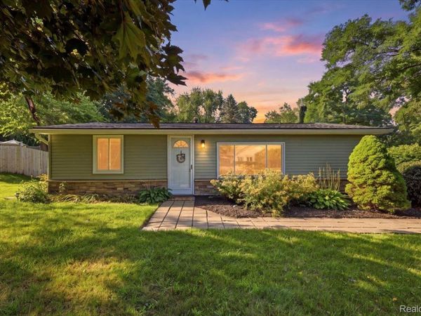9239 Villa Crest Drive, Springfield Township, Mi 48346