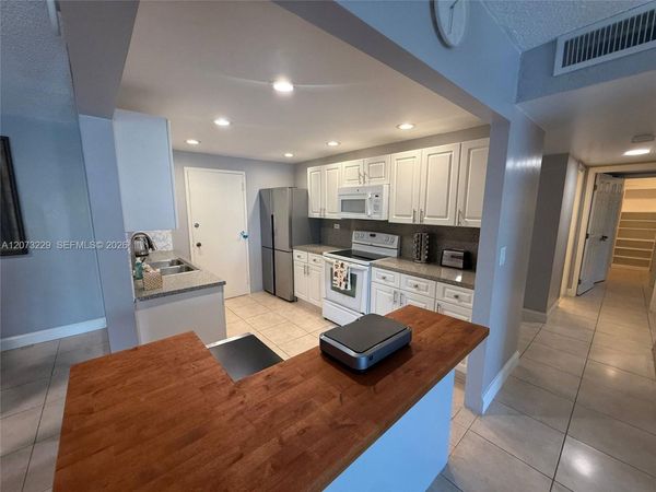 800 NE 195th St, Unit 211, Miami, FL 33179